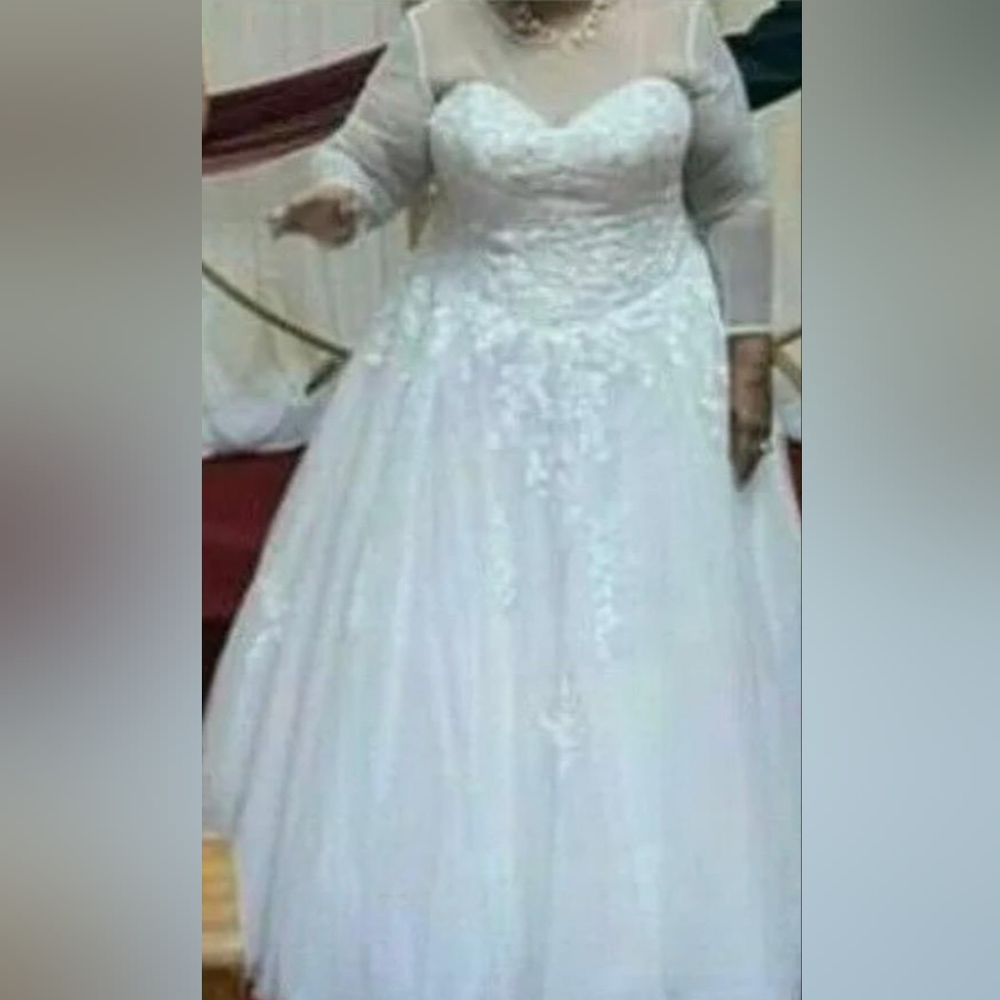 Off White Princess-Style Wedding Dress...